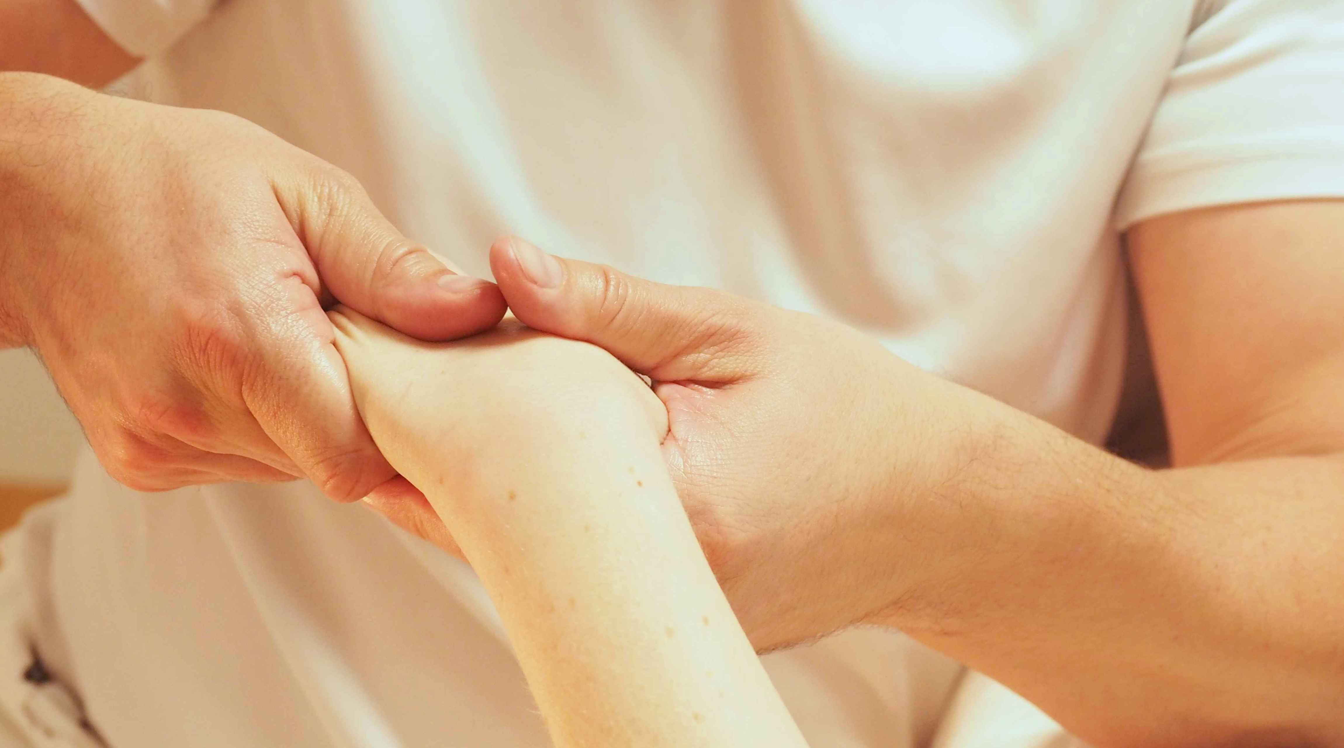 Ganzheitliche Massage Alexander Wehrli Armmassage Handmassage