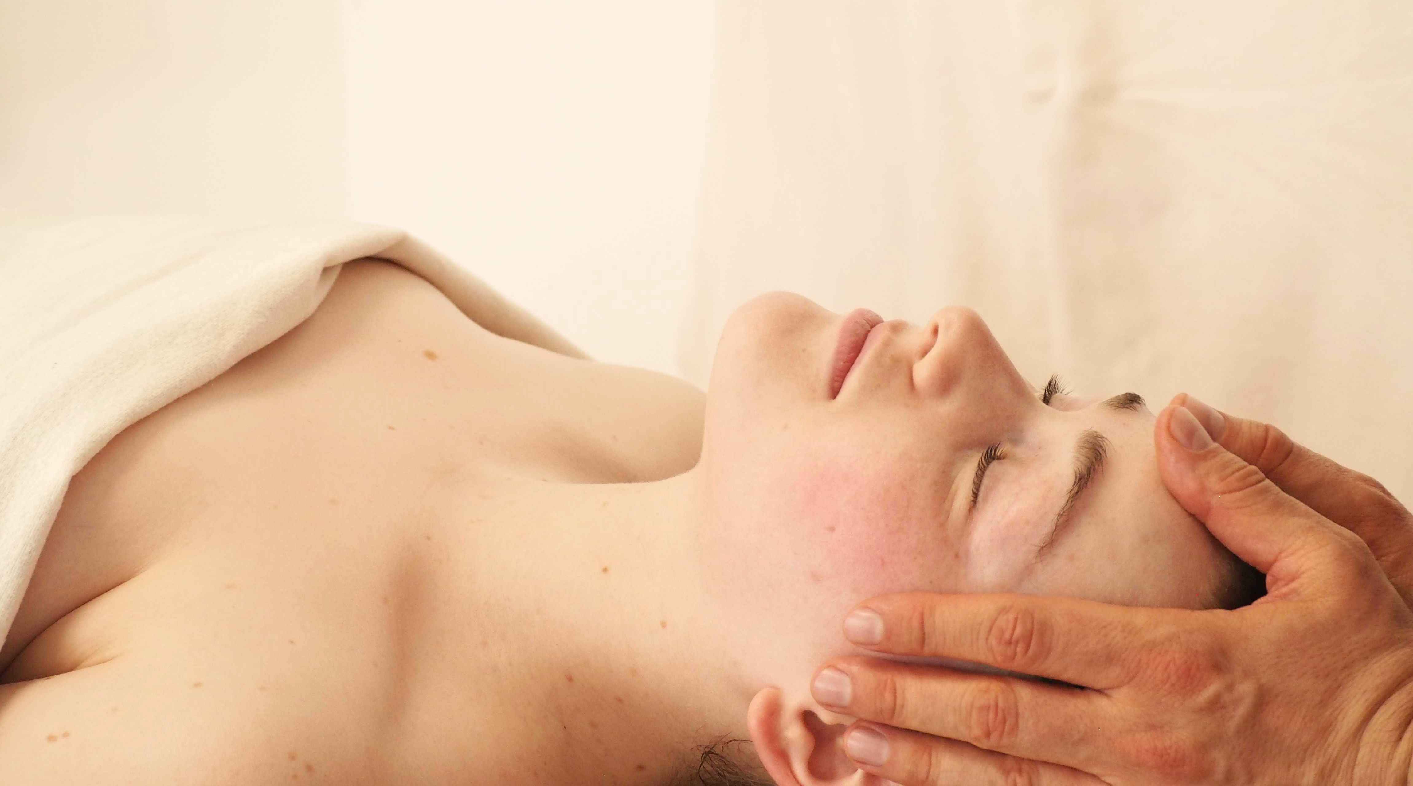 Ganzheitliche Massage Alexander Wehrli Gesichtsmassage