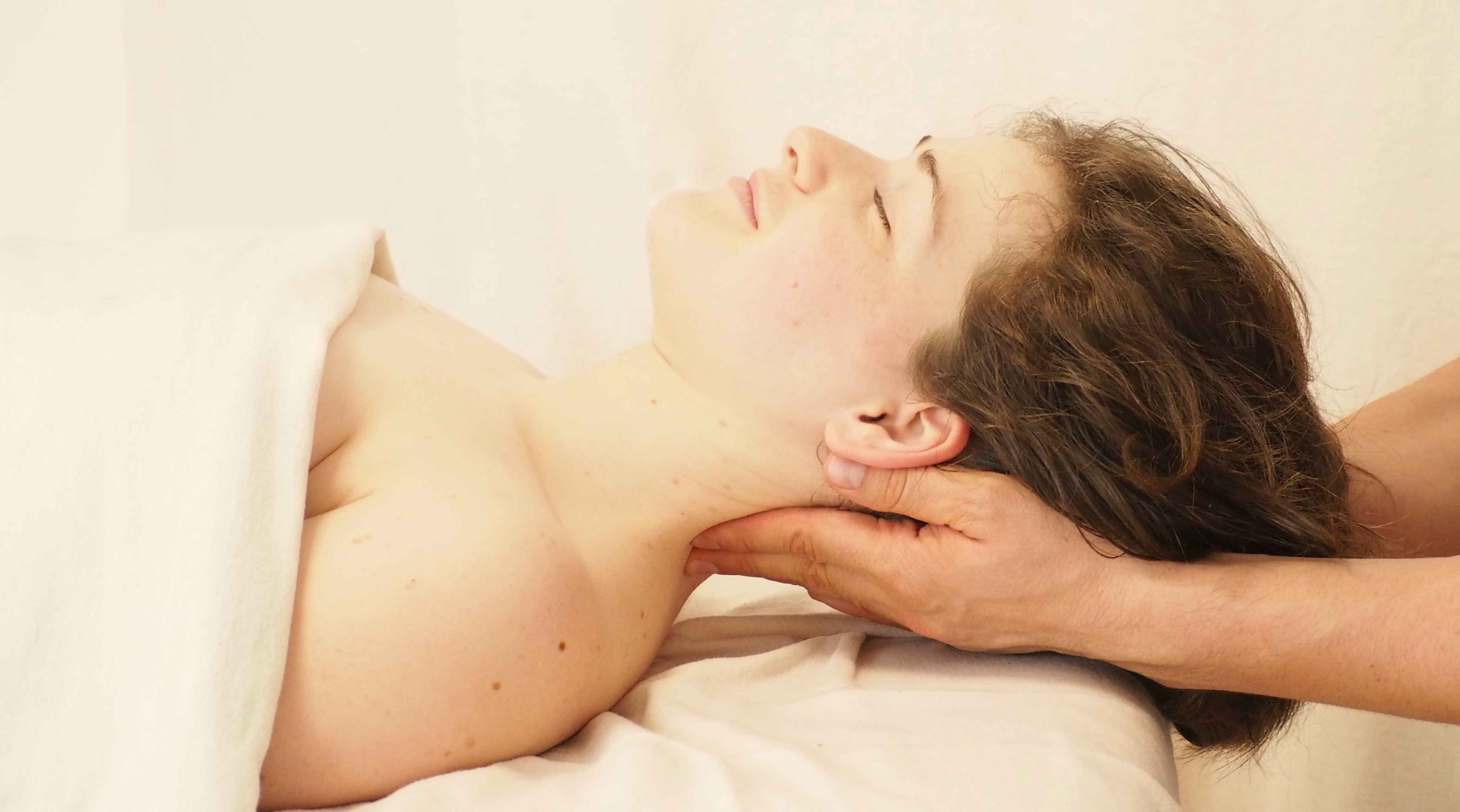 Ganzheitliche Massage Alexander Wehrli Nackenmassage